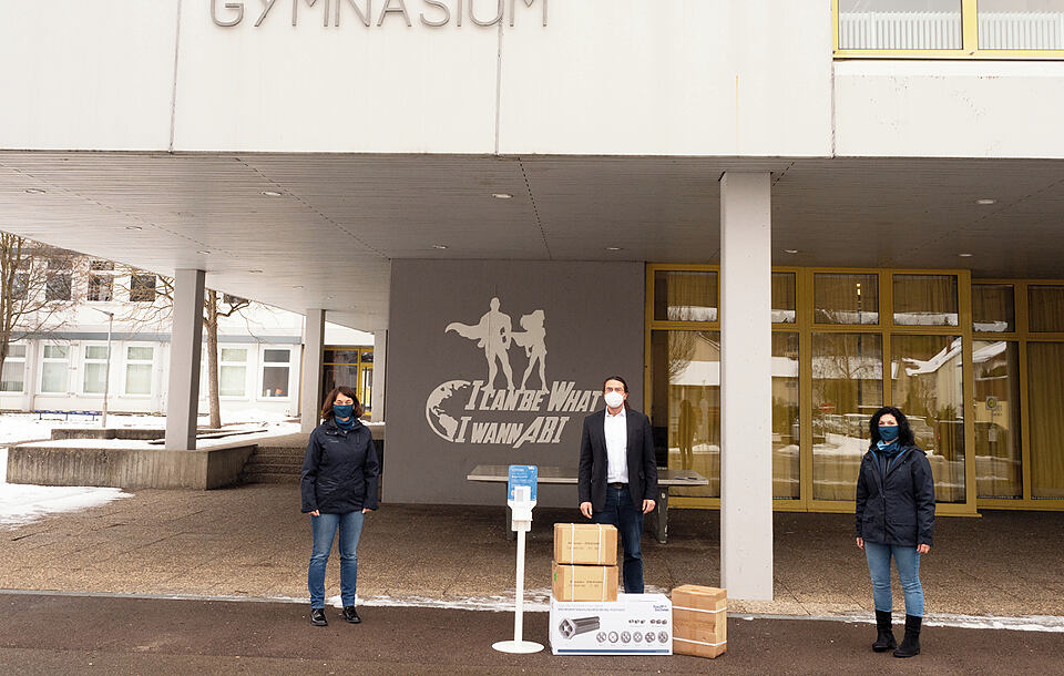 Hauff-Technik stattet Schulen mit Desinfektionsmittelspendern und Masken aus